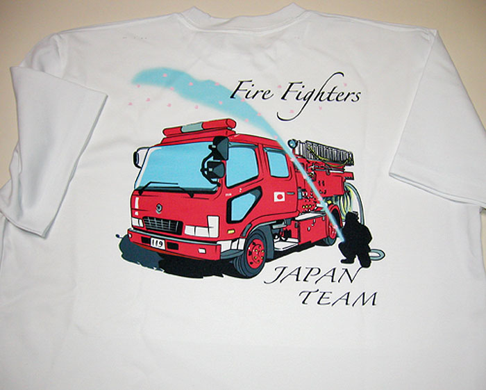 消防車と消防士のイラストTシャツ